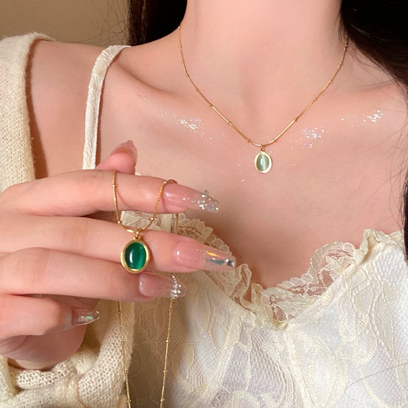 Green Cat's Eyes Titanium Steel Necklace Ms. Shallow luxury and luxurious pendant clavicle clavicle chain necklace necklace French retro first jewelry